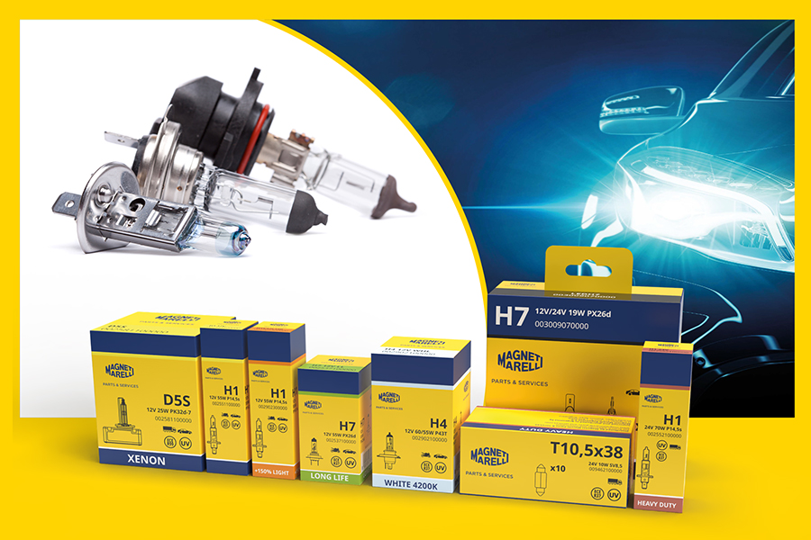 Au premier plan, trois types d'ampoules Magneti Marelli Parts & Services, représentatives de l'offre technologique. À l'arrière-plan, les emballages des différentes gammes de produits, chacune caractérisée par son propre type d'ampoule. À l'arrière-plan, une partie de la silhouette d'un véhicule avec les phares allumés, symbole d'innovation et de performance.